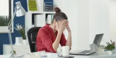 لماذا لا يعترف 5 من كل 7 موظفين بأنهم متعبون نفسياً؟